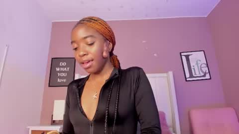 sharoncoopers live room snapshot on Chaturbate
