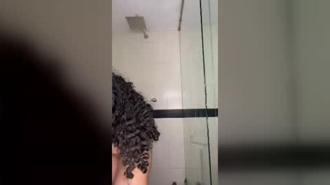 sharonn___ momentopname van live room op Chaturbate