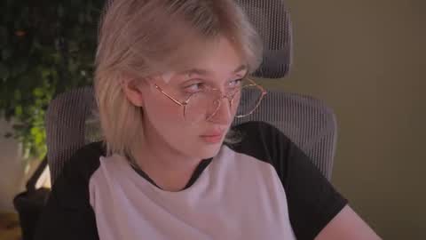 snowflakeskitty momentopname van live room op Chaturbate
