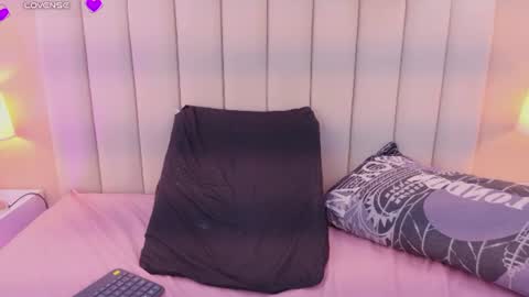 sophiia_77 live room snapshot on Chaturbate