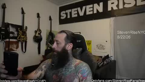 stevenrisenyc momentopname van live room op Chaturbate