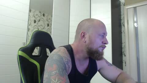 strongass18 live room snapshot on Chaturbate