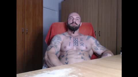 strongivan momentopname van live room op Chaturbate