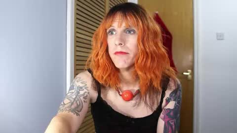 submissivesabrina live room snapshot on Chaturbate