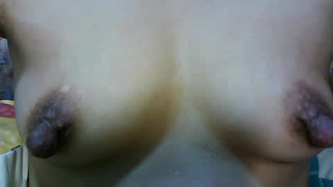 suckable_leigh live room snapshot on Chaturbate
