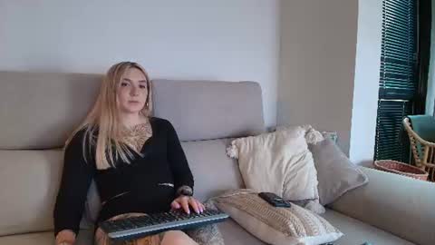 tattoobbgirl live room snapshot on Chaturbate