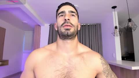 tbastian снимок онлайн-комнаты на Chaturbate