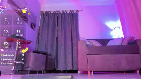 thais_dreams live room snapshot on Chaturbate