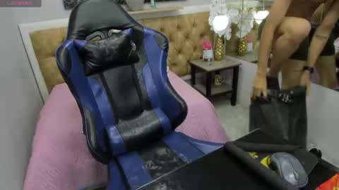 theowhite_ live room snapshot on Chaturbate