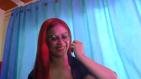 tiiny_emiily снимок онлайн-комнаты на Chaturbate