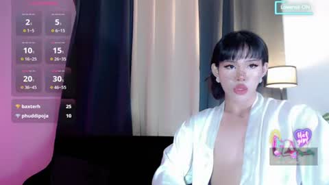tiny_sweet_aria momentopname van live room op Chaturbate