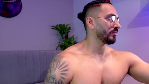 tony_muscle1 live room snapshot on Chaturbate