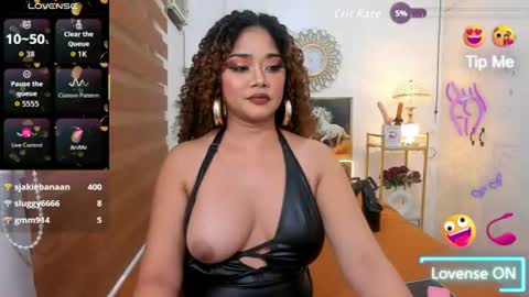 ts_barbiecurly69 momentopname van live room op Chaturbate