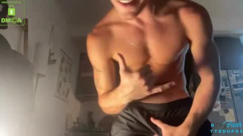 tylxxxer live room snapshot on Chaturbate
