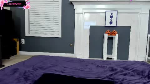 v_plays Momentaufnahme des Live-Raums auf Chaturbate