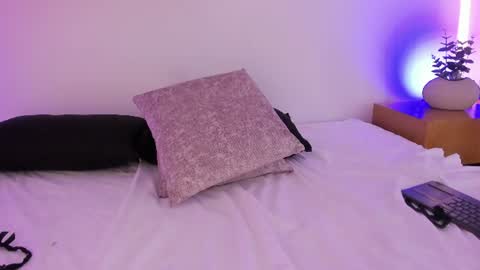victoriia_vegaa_ live room snapshot on Chaturbate