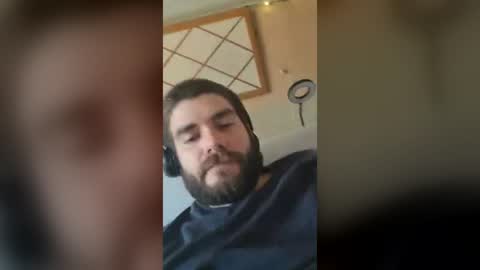 wheelchairvvulf live room snapshot on Chaturbate
