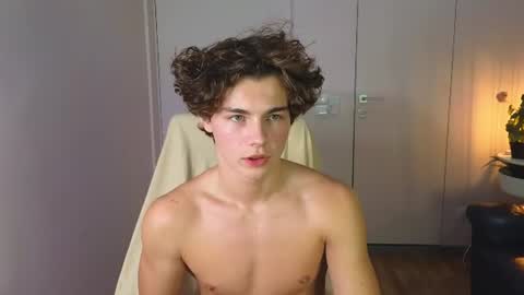 whiteskyy_ live room snapshot on Chaturbate