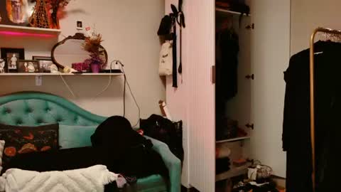 yoka_paradoxxx captura de la sala en vivo en Chaturbate