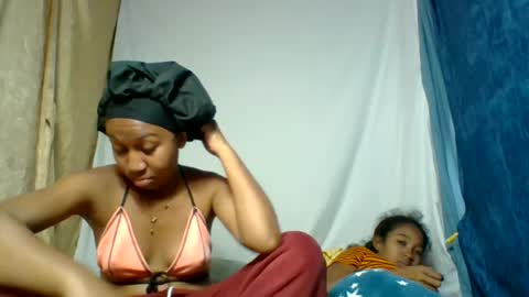 zinaely39 live room snapshot on Chaturbate