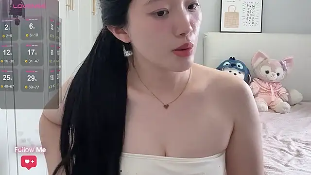 --bee-- live room snapshot on Stripchat
