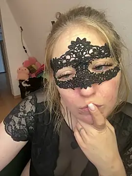 -CurvySecret- Momentaufnahme des Live-Raums auf Stripchat
