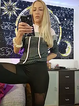 -Jeany- live room snapshot on Stripchat