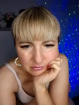 -Nefertiti- live room snapshot on Stripchat