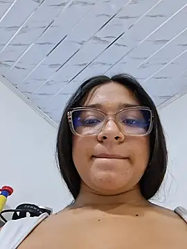 -VICKKY live room snapshot on Stripchat