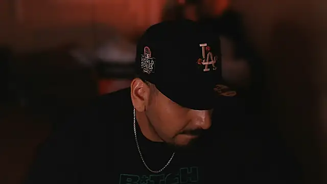 100J live room snapshot on Stripchat