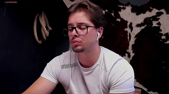 ADAM_BOUTON_ Momentaufnahme des Live-Raums auf Stripchat