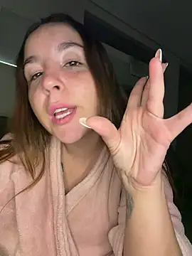 AMORINHA_S2_ live room snapshot on Stripchat