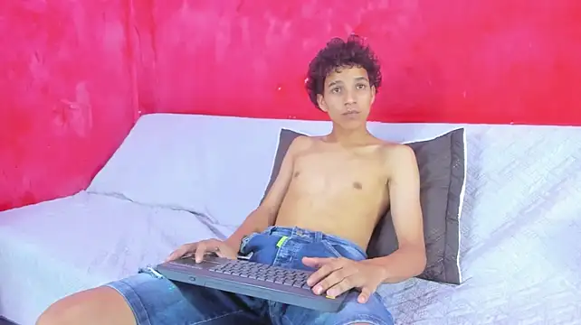 AXEL_DESIRE momentopname van live room op Stripchat