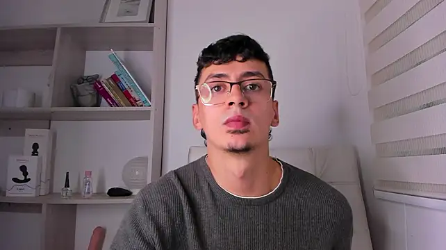Aaron_Tate снимок онлайн-комнаты на Stripchat