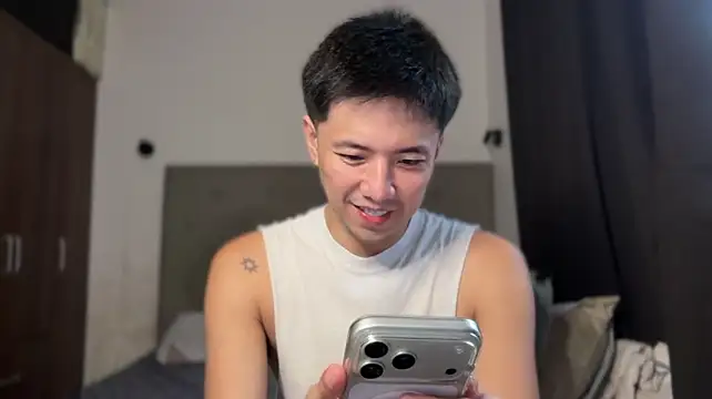 Addictiveboi live room snapshot on Stripchat