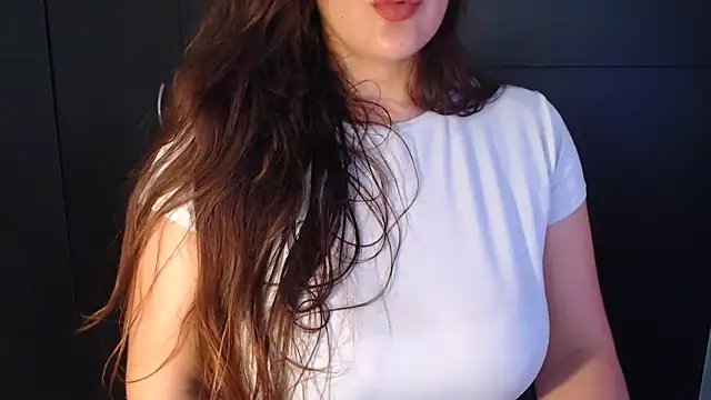 AdharaLujan Momentaufnahme des Live-Raums auf Stripchat