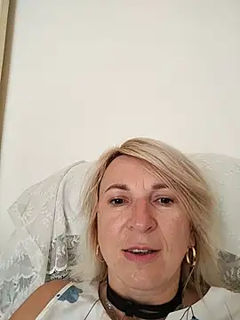 AhlyssaLove1155 live room snapshot on Stripchat