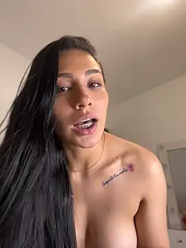 Ainaramoon Momentaufnahme des Live-Raums auf Stripchat