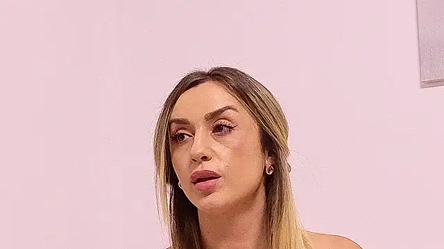 AjlaAdora Momentaufnahme des Live-Raums auf Stripchat