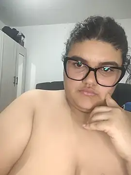 Alaia99 momentopname van live room op Stripchat