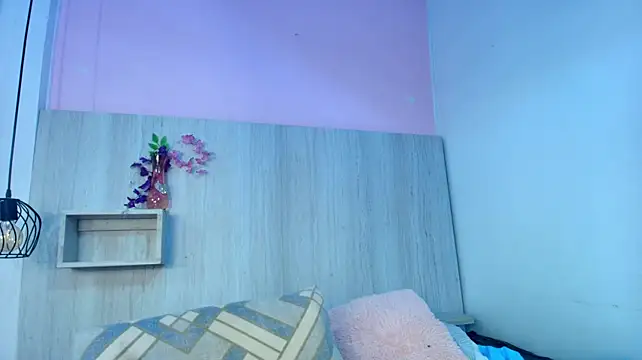 Alana_Limaa live room snapshot on Stripchat