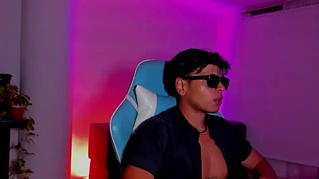Alejo_montenegro captura de la sala en vivo en Stripchat
