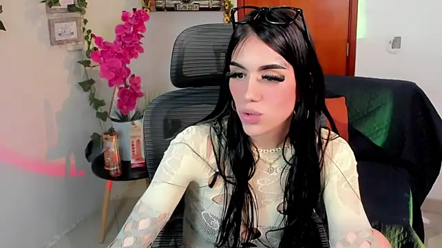 Alicce_Cullen снимок онлайн-комнаты на Stripchat