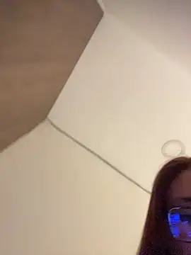 Alice-fiire Momentaufnahme des Live-Raums auf Stripchat