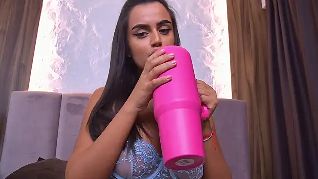 AliceKane momentopname van live room op Stripchat