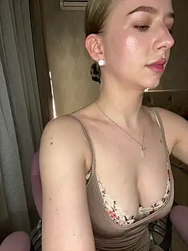 AlisaPearl снимок онлайн-комнаты на Stripchat