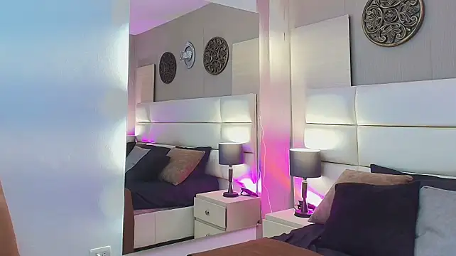 Alondracruz live room snapshot on Stripchat