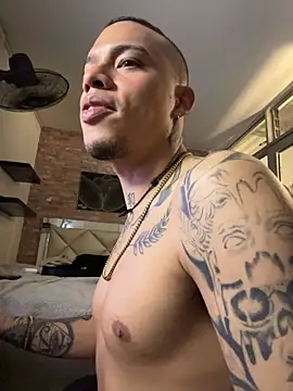 AlphaMasterXxx live room snapshot on Stripchat