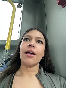 Alyshanon18 live room snapshot on Stripchat