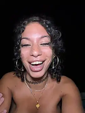 AlyssaHottv_ Momentaufnahme des Live-Raums auf Stripchat